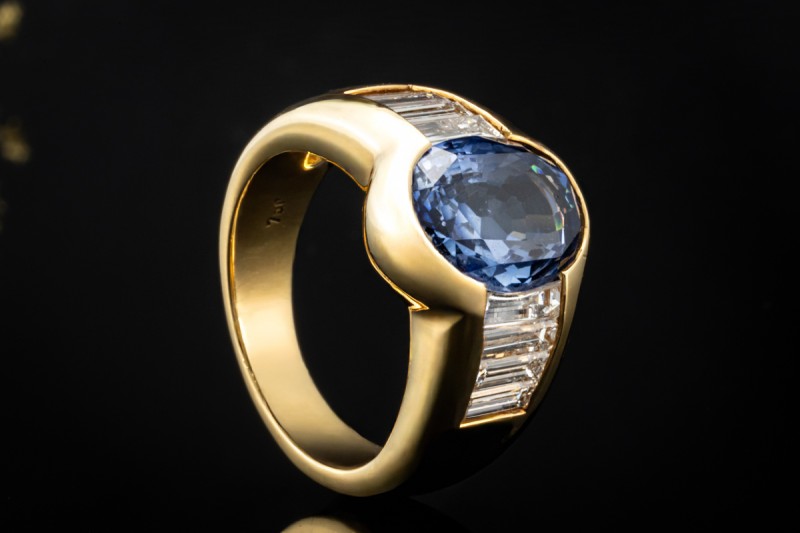Ring mit ovalem Saphir und Baguette Diamanten Handarbeit in Gelbgold 750 