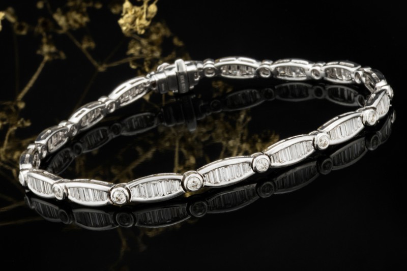 Funkelndes Armband beweglich mit Baguette Diamanten in 750er Weißgold 