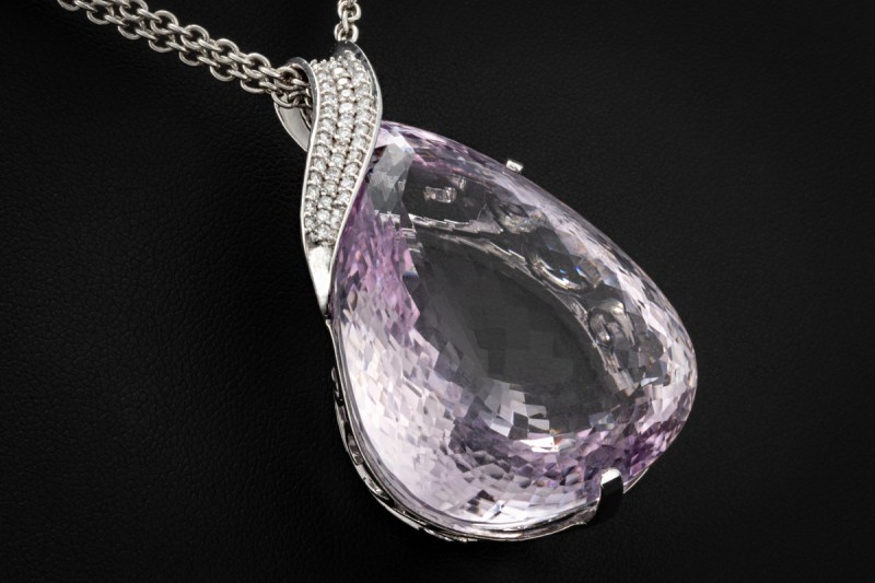 Großer facettierter Amethyst Anhänger Tropfen mit Diamanten Weißgold 750 