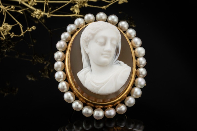 Antiker Klassiker Kamee-Brosche aus Achat mit Perlen in 585er Gelbgold 