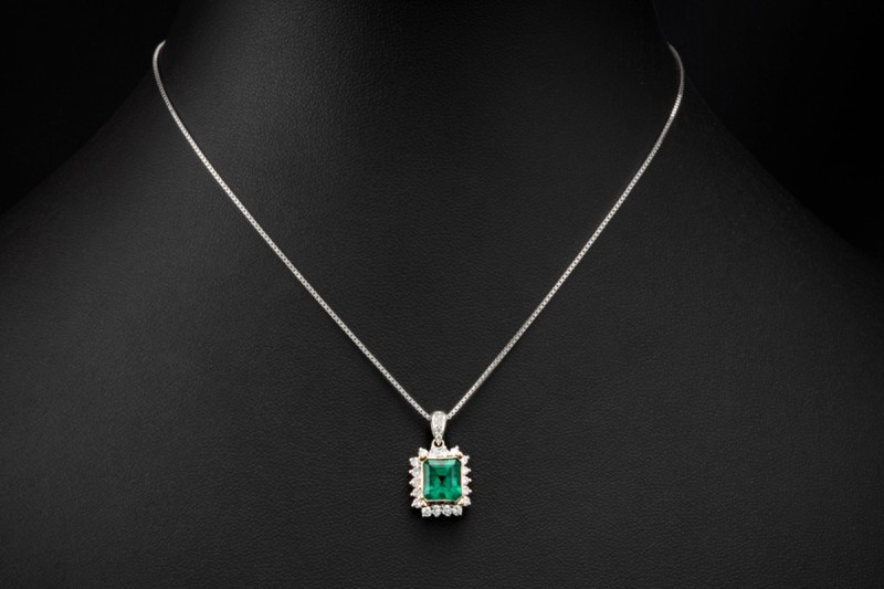 Antikes Collier Kette Anhänger mit Smaragd und Diamanten in Weißgold 750 