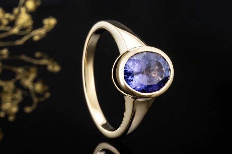 Stilvoller Designer Ring mit Tansanit im Ovalschliff in Gelbgold Arbeit 
