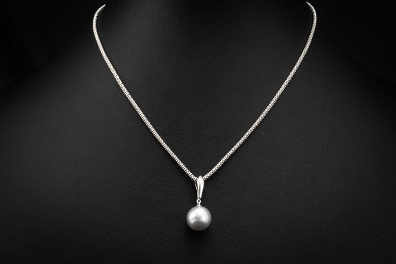 Südsee Perlencollier mit anschmiegsamer Seidenkordel in 750er Weißgold 