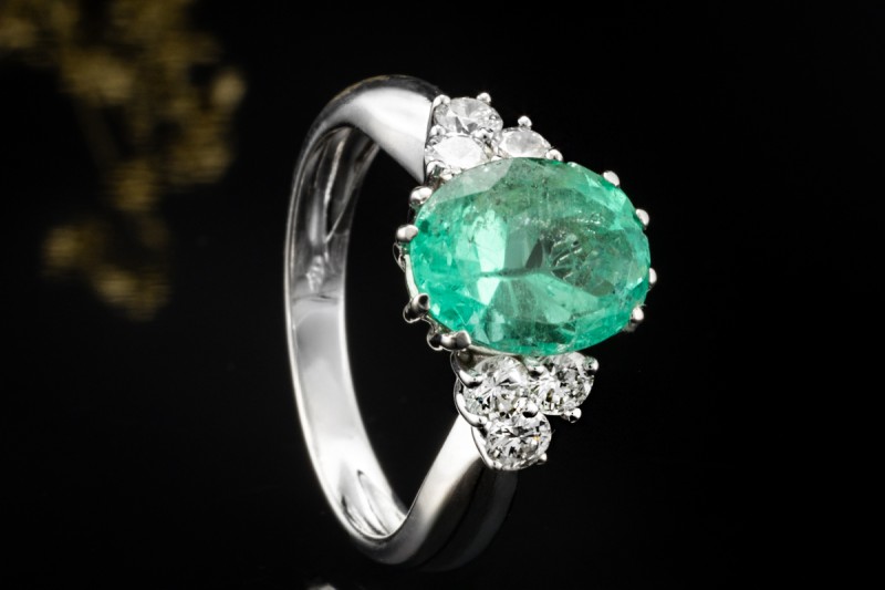 Smaragd Ring im Ovalschliff mit Diamanten Handarbeit in 750er Weißgold 