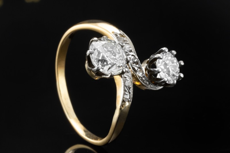 Antiker Ring feine Handarbeit mit Diamanten im Altschliff in Gelbgold 