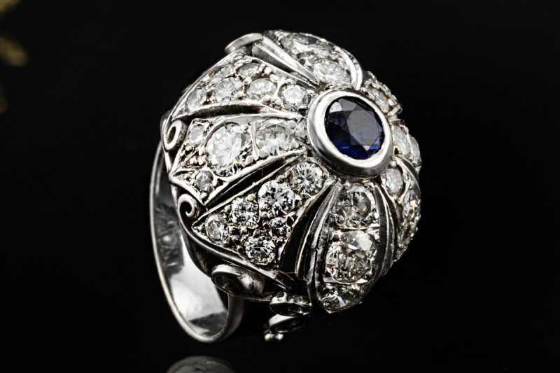 Antiker Cocktail Ring mit Saphir und Diamanten in feiner Weißgold Arbeit 