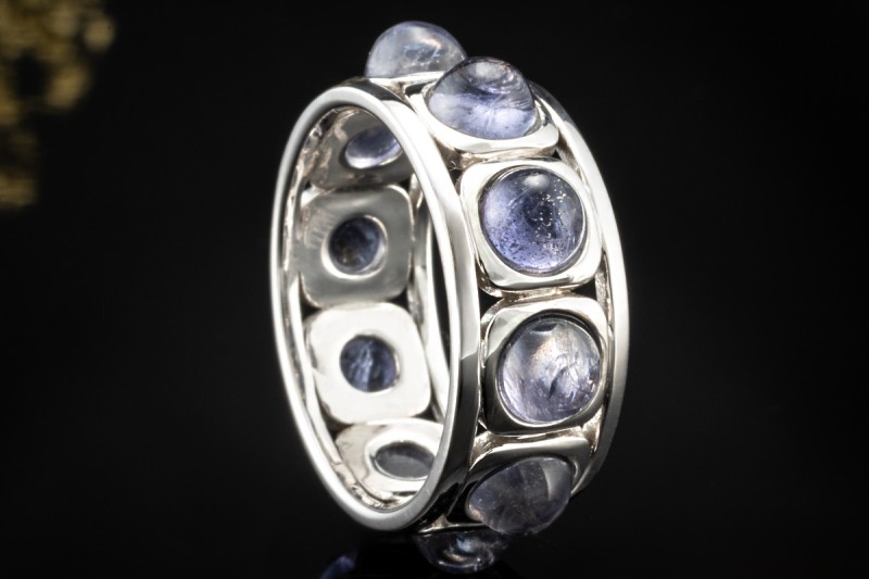 Memoire Ring mit Cabochon Iolith Goldschmiedearbeit in 750er Weißgold 