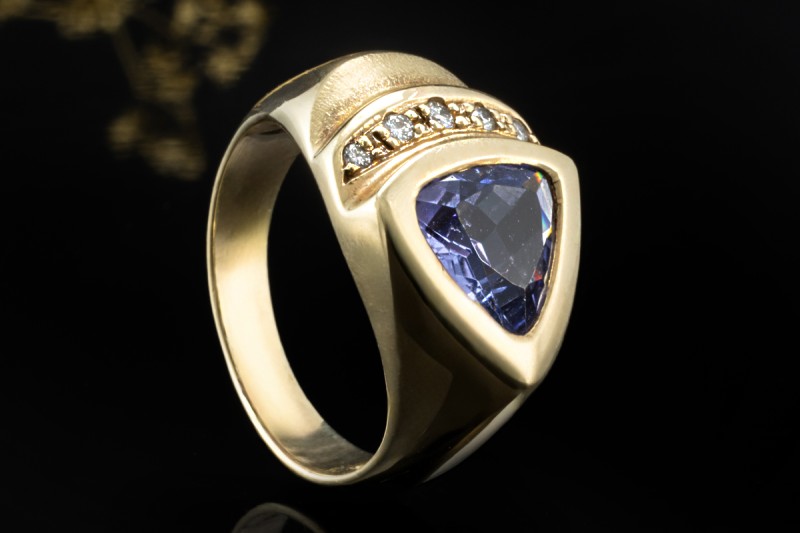 Ring mit Tansanit Dreieckig mit Diamanten in Gelbgold Goldschmiedearbeit 