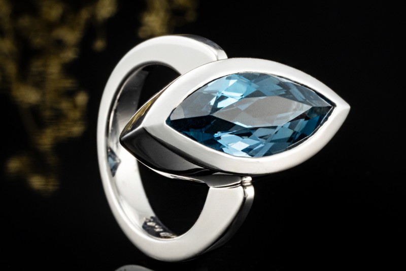 Ring Blauer Topas Edeltopas im Navetteschliff Massiv in 750er Weißgold 