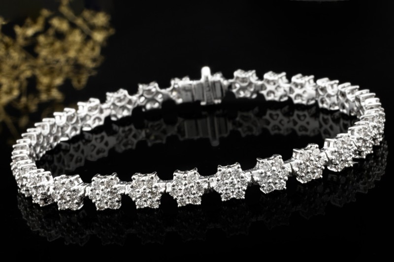 Modernes Armband Blumen Sterne 4,58 Carat Diamanten in 750er Weißgold 