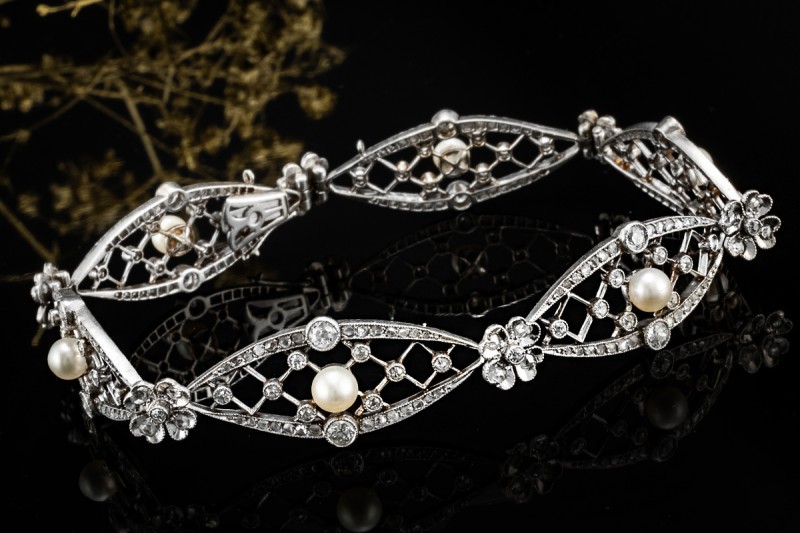 Antikes Armband Diamanten Perlen Blütenmotive detailverliebt in Platin 
