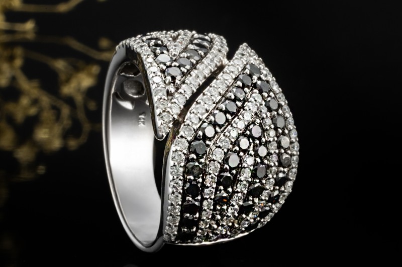Eleganter Weißgold Ring mit Diamanten Schwarz und Weiß im Wellendesign 