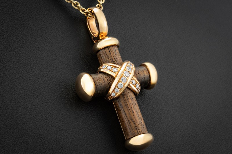 Leo Wittwer Kreuz Anhänger mit Diamanten und Holzarbeit in Roségold 750 