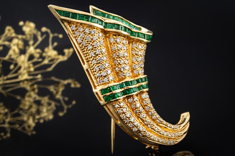 Brosche Füllhorn Diamanten und Carré Smaragde in 750er Gelbgold Arbeit 