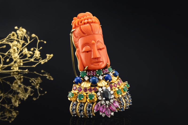 Buddha Brosche Anhänger mit Koralle Saphir Diamant Smaragd Rubin in Gold 
