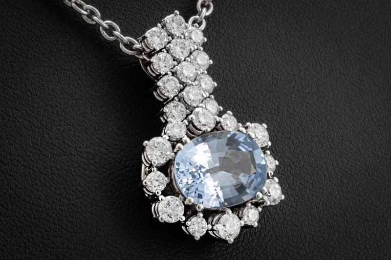 Saphir Anhänger mit Diamanten Bewegliche Handarbeit in 750er Weißgold 