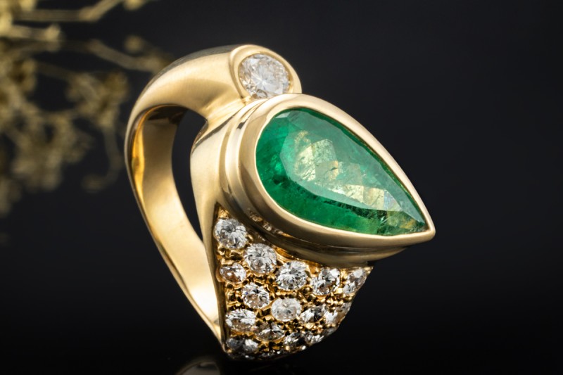 Ring mit Smaragd Tropfen und Diamanten spitz zulaufend in 750er Gelbgold 