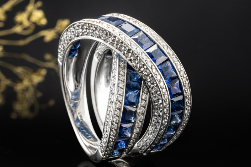 Crossover Ring mit Eckige Saphire und Diamanten in 750er Weißgold Arbeit 