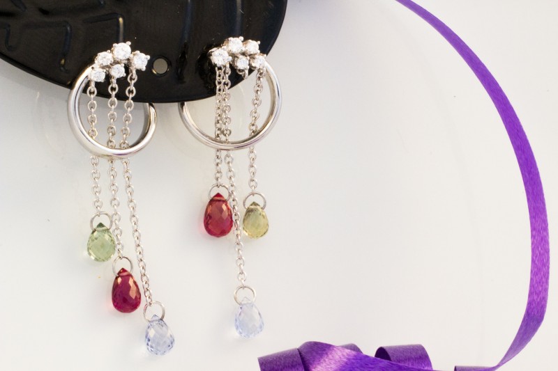 Verspielte Ohrringe mit bunten facettierte Saphir Tropfen in 750er Weißgold 