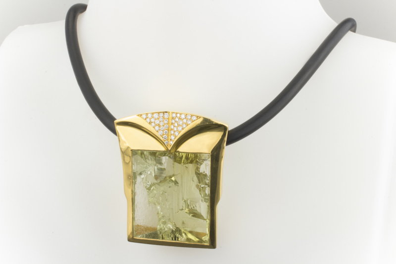 Imposantes COLLIER BERYLL mit feurigen Brillanten in 750er Gelbgold Kautschuk Reif 