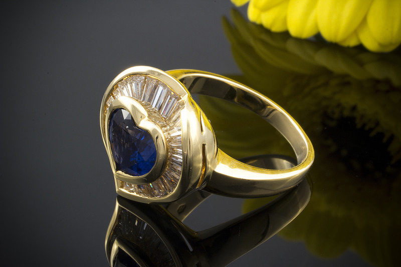 HANS DIETER KRIEGER HERZ Ring mit Saphir im Herzschliff und Diamanten 750er Gold 