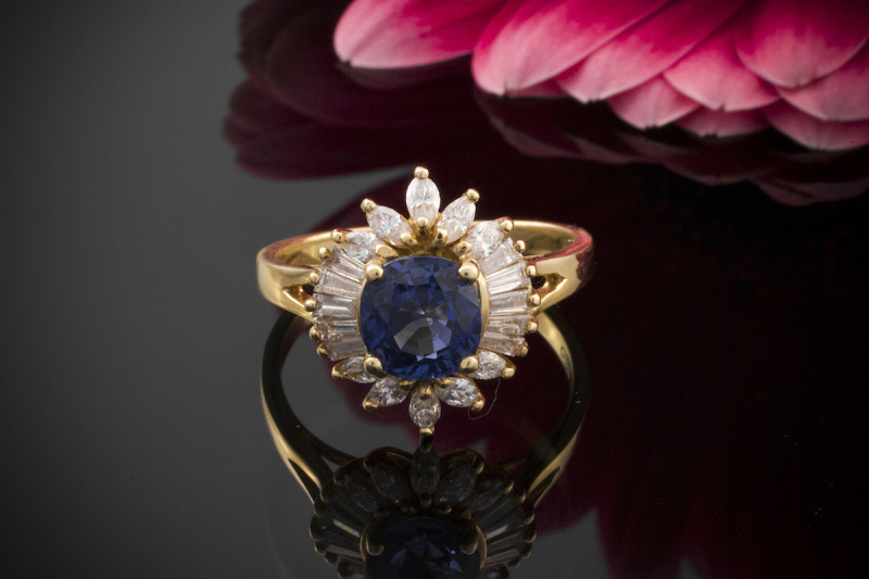 Klassiker! Farbintensiver SAPHIR Ring mit Trapez & Navette Diamanten in 750er Gold 