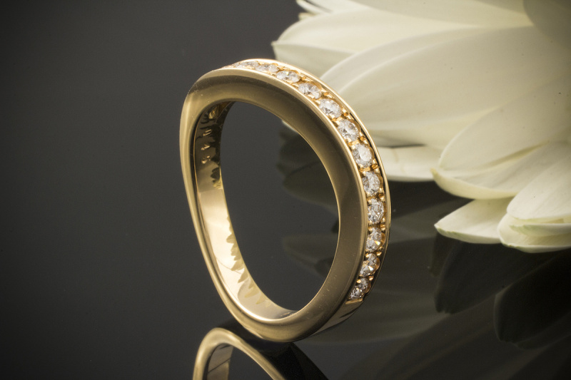 Schwungvoller Halb Memoire Ring mit 0,45 CT Brillanten in 750er Gelbgold 