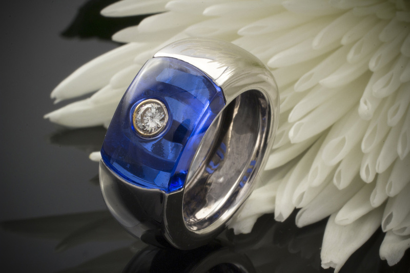 Cadeaux Designer Ring blau mit Solitär Diamant in 750er Weißgold 