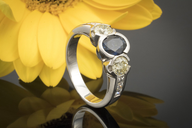 Saphir Ring mit gelben Brillanten und Carré Diamanten in 950er Platin Arbeit 