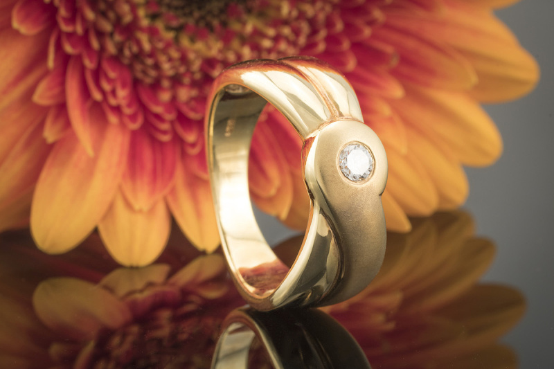 Solitär Ring mit 1 Brillant 0,15 Carat teils mattiert in 585er Gelbgold 