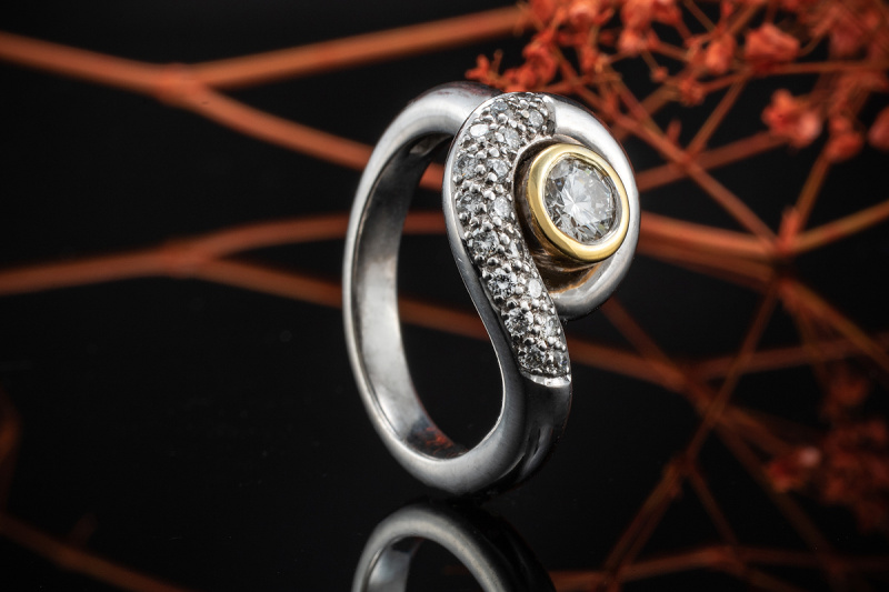 Massiver Ring Goldschmiedearbeit BrillantRing Weißgold mit Gold Fassung 