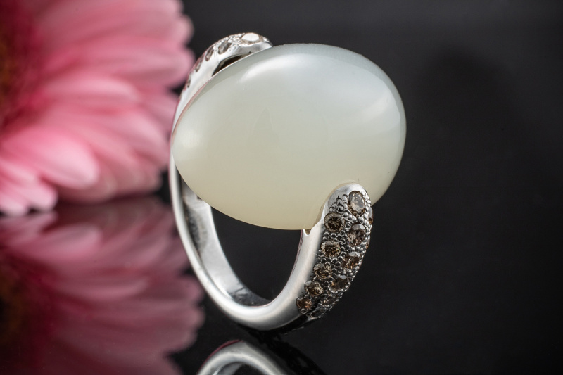 Pomellato Ring Tango Großer Mondstein und farbige Brillanten in Weißgold 