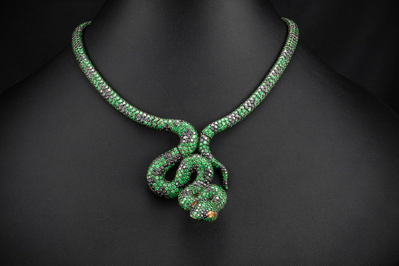 Prächtiges Collier Schlange mit Tsavorit Diamanten und Saphir in Rotgold 