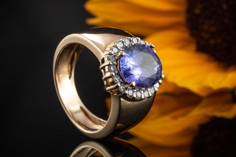 Ring mit farbintensivem Tansanit und feurigen Brillanten 585er Gelbgold  