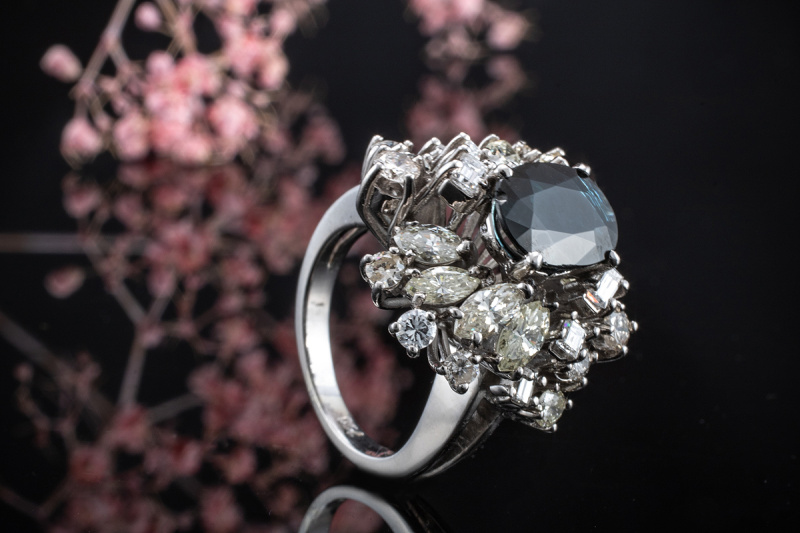 750er Weißgold Ring mit Oval geschliffenem Saphir und 2,1 Ct. Diamanten 