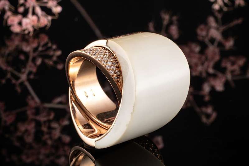 Beeindruckender CHANEL Ring Keramik Creme und Diamanten in 750er Rotgold 