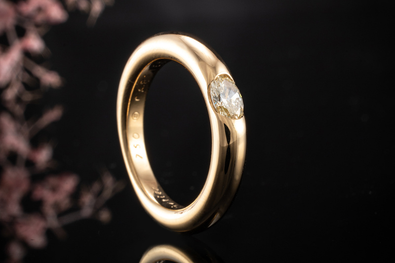 Cartier Ellipse Solitär Ring mit 1 Diamant Ovalschliff in 750er Gelbgold 