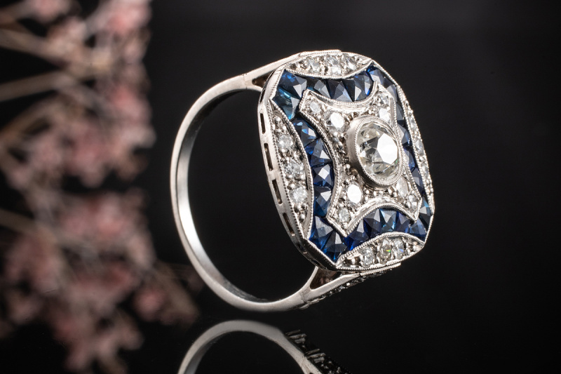 Imposanter Art Deco Ring mit Diamanten und blauem Saphir in 950er Platin 