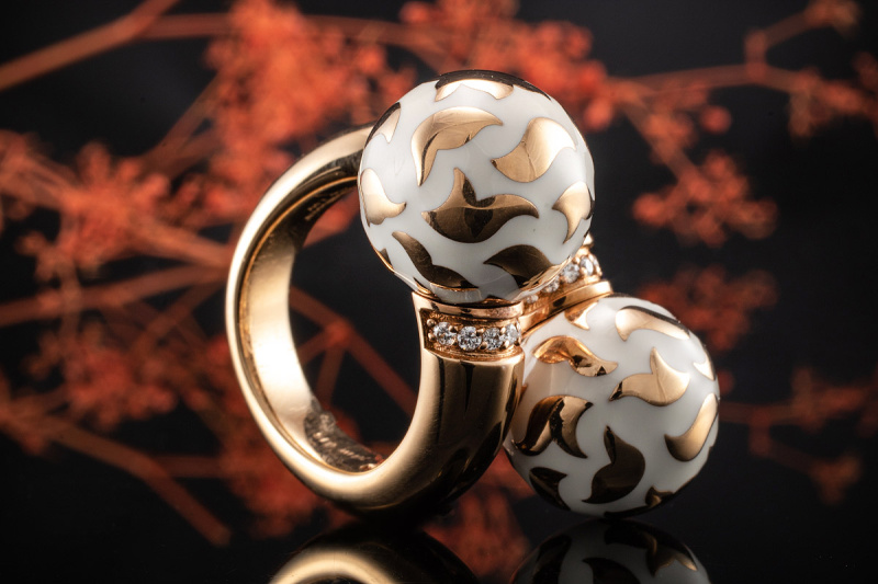 Leo Wittwer Ring mit Emaille Diamant Kugeln Creme Weiß in 750er Rosegold 