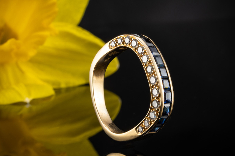 Gübelin Ring mit Saphir und seitlichen Brillanten in Gelbgold 750 Arbeit 