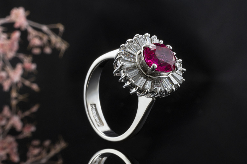 Ring mit Rubin Synthese Traum Farbe und Trapez Diamanten 585er Weißgold 