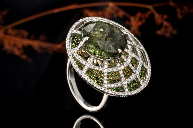 Exklusiver Cocktailring mit grünem Turmalin und Diamanten Weißgold 750 