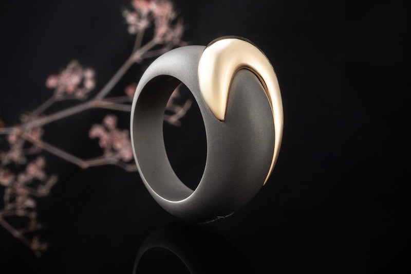 Pomellato Ring Titanio Graue Titan Arbeit Schwung in 750er Gold Größe 53 