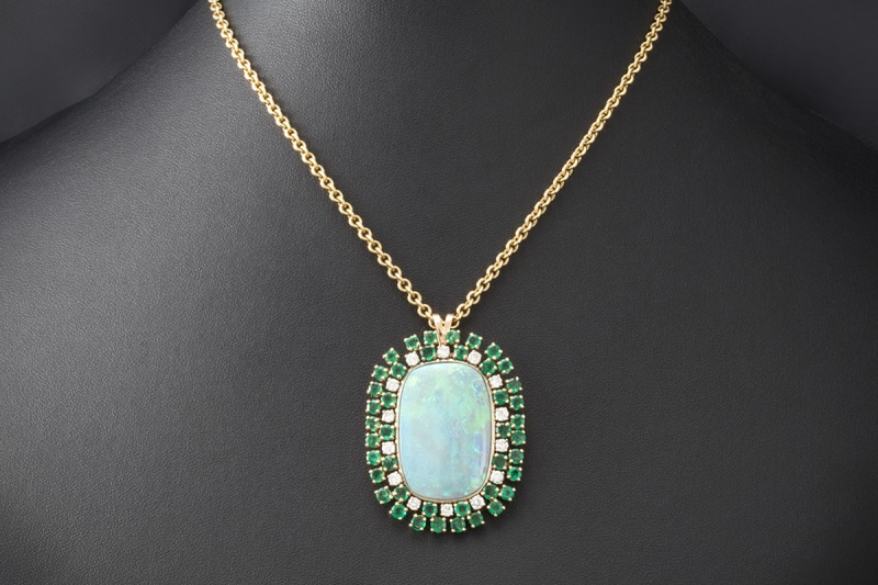 Großer ovaler Anhänger mit Opal Smaragd und Diamanten in 750er Gelbgold 
