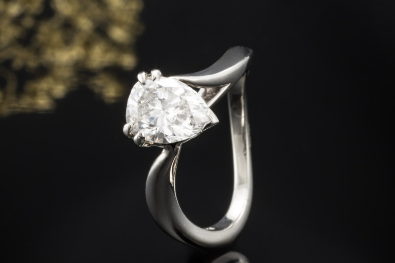 Piaget Solitär Ring Besondere Arbeit mit Diamant Tropfen in Weißgold 750 