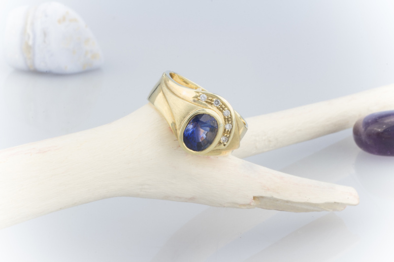 Saphir Ring mit kleinen Brillanten in 585 Gold 