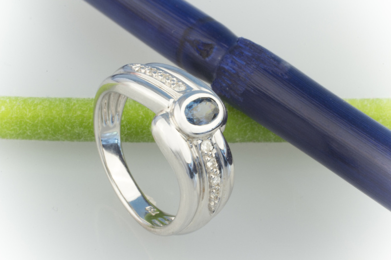 Hübscher 750 Weißgold Saphir Ring mit Brillanten 