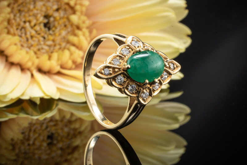 Kunstvoller Smaragd Ring Cabochon in 585er Gold mit feurigen Brillanten 