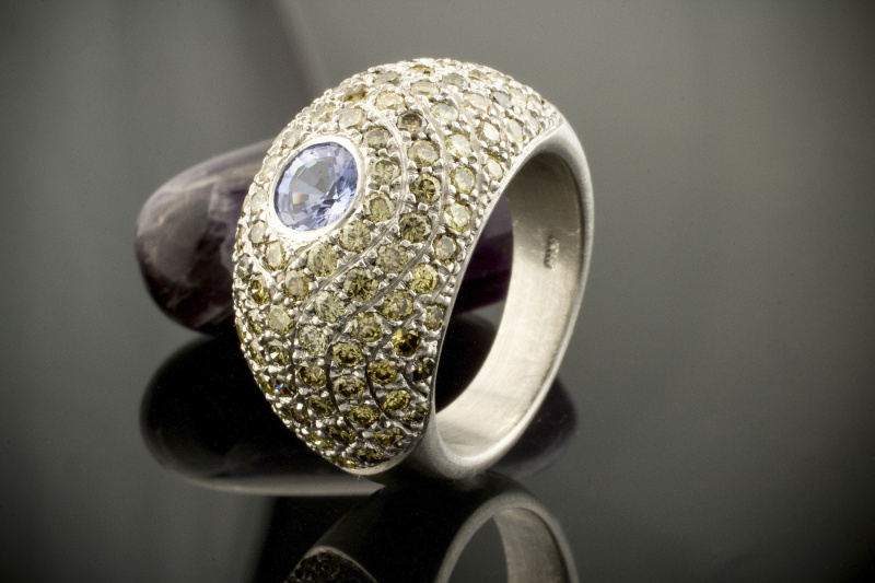 Hans Dieter Krieger Ring 950er Platin mattiert mit gelben Diamanten und Saphir 