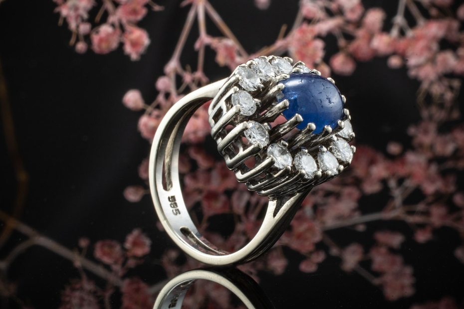 Besondere Saphir Cabochon Farbe Ring mit Top Brillanten oval in Weißgold 